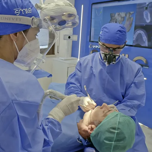 Équipe medica durante un intervento in sedazione cosciente