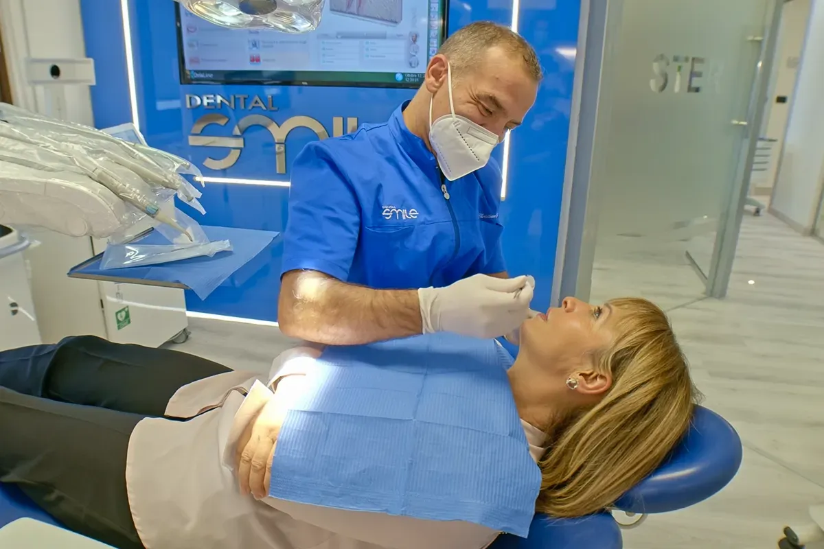 Dott. Christian Delrio durante una visita al Centro Dental Smile, Oristano